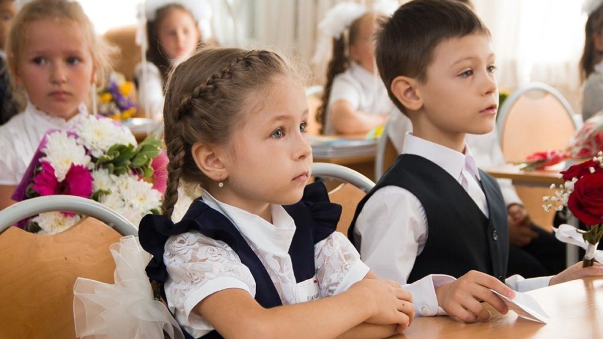 Дети в школе за партой