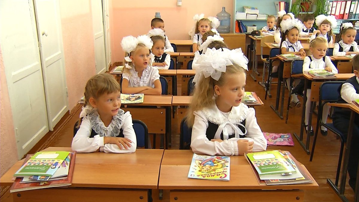 Первоклассники за партами в школе