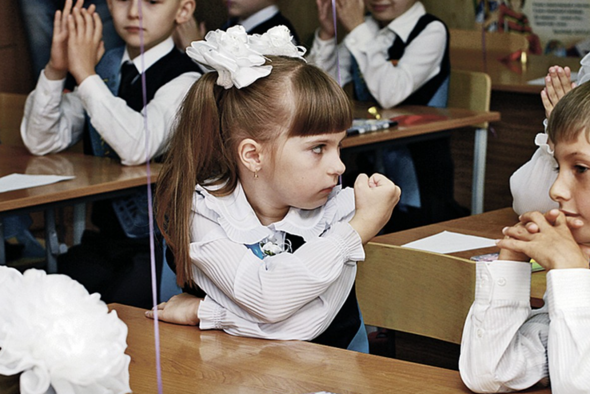 Первоклашки в школе за партой