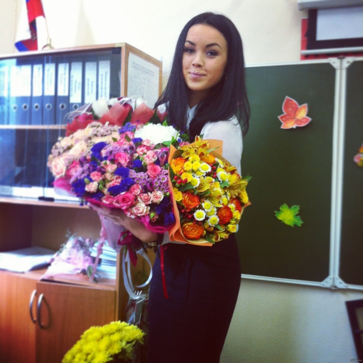 Преподавательница с цветами
