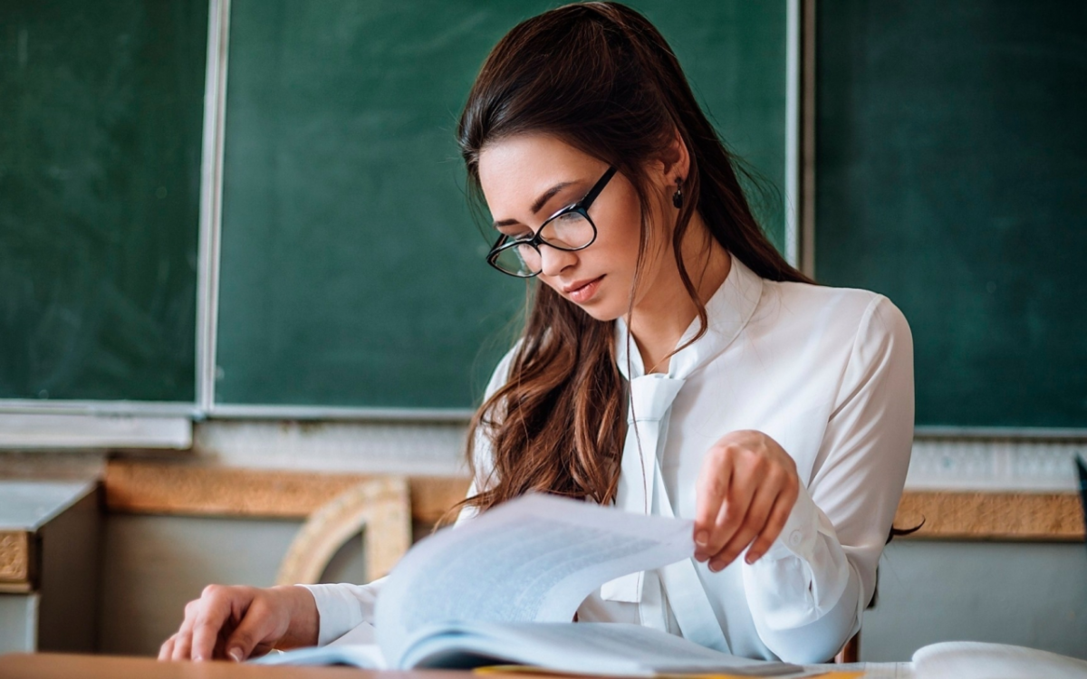 Девушка учитель