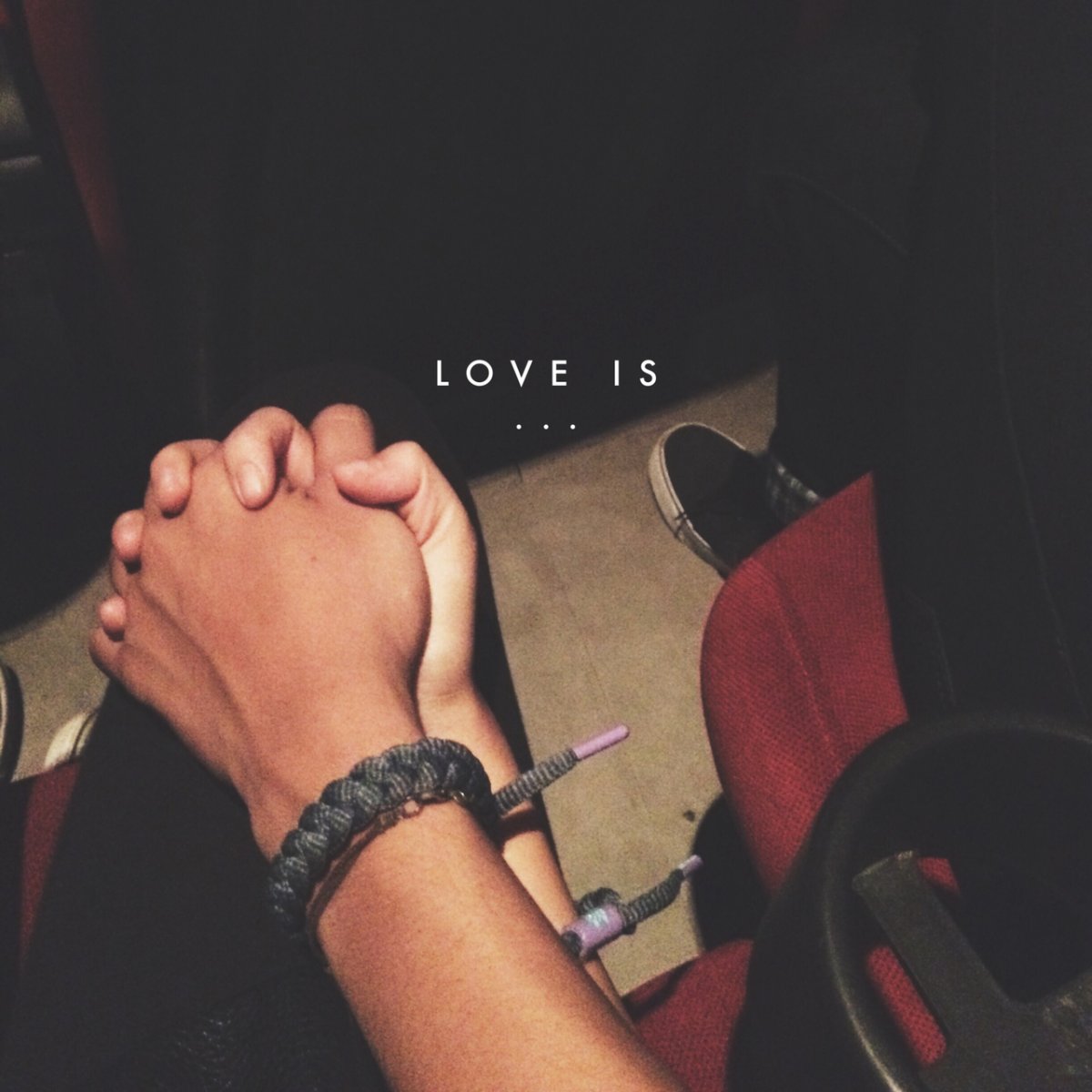 Парень и девушка держатся за руки