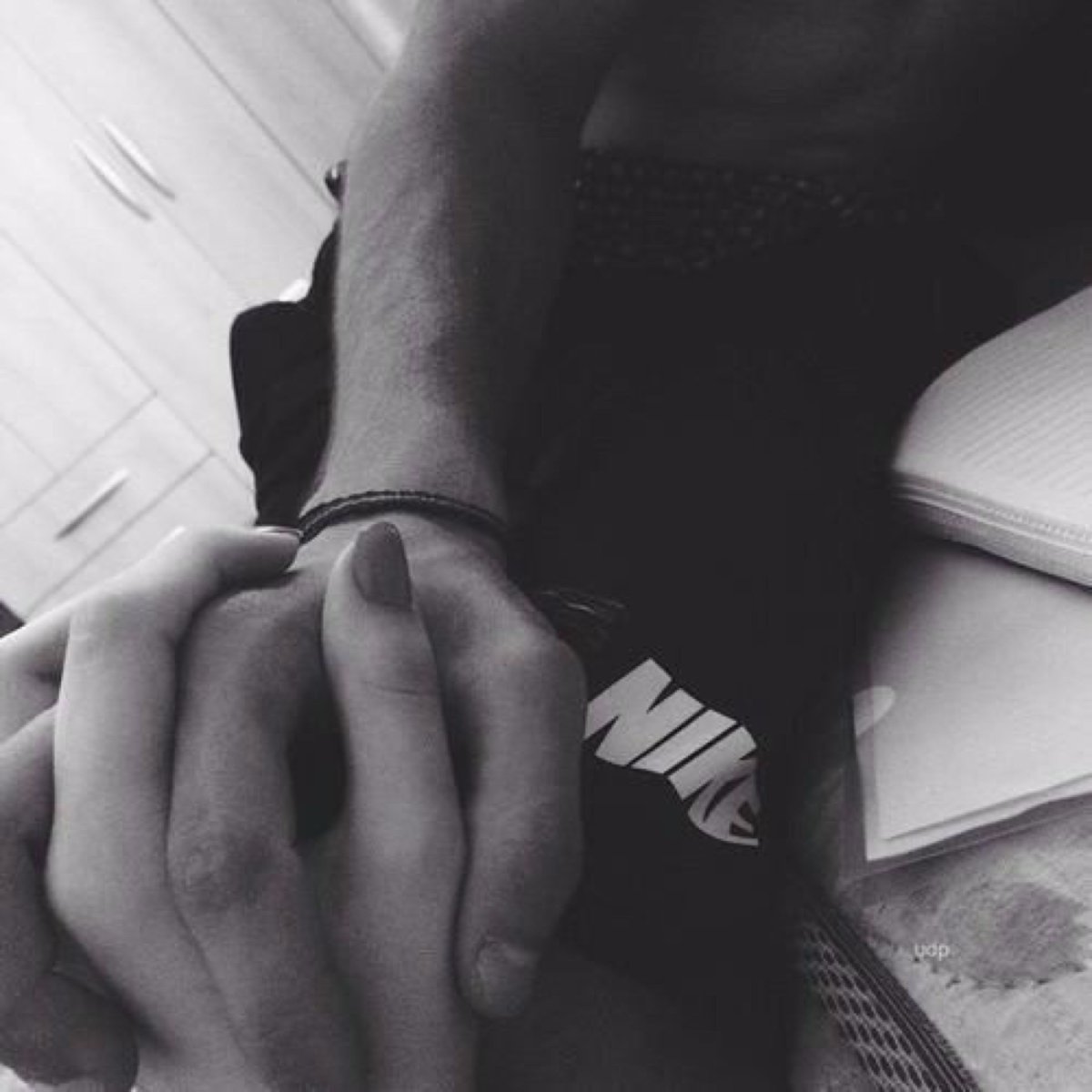 Девушка на руках у парня