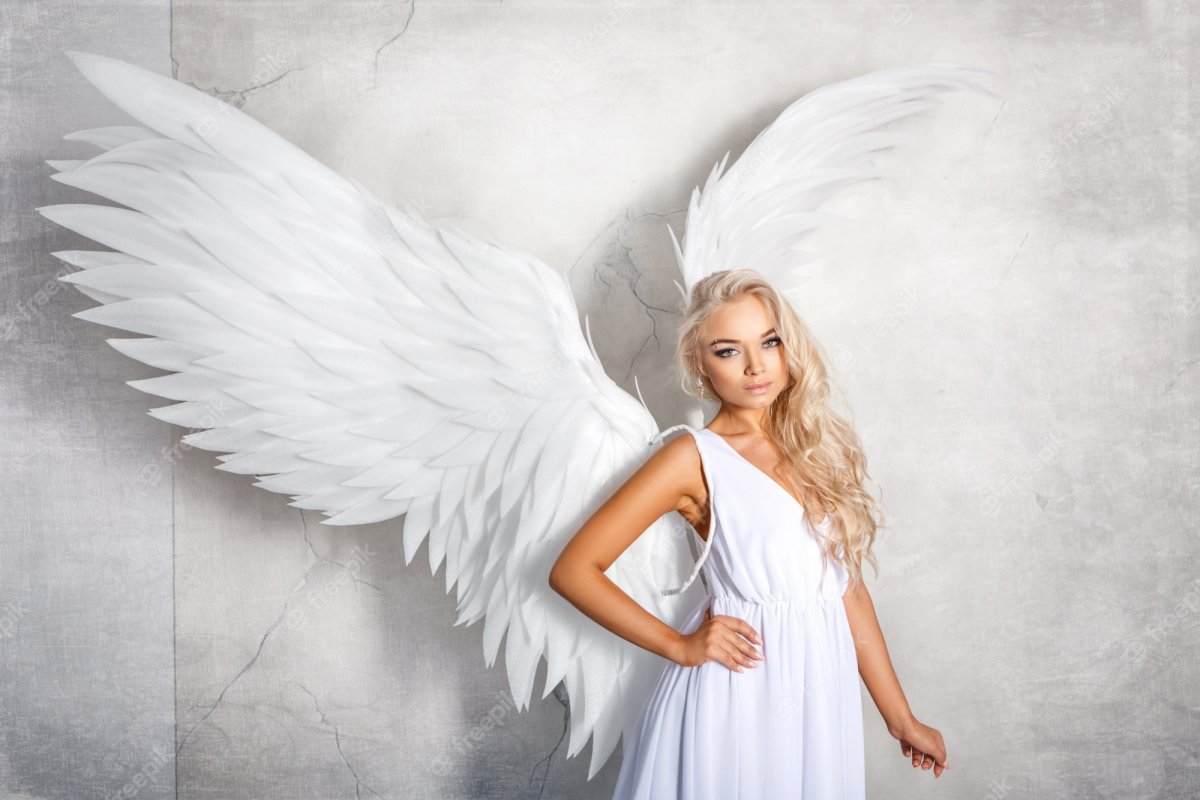 Девушка с белым крылом