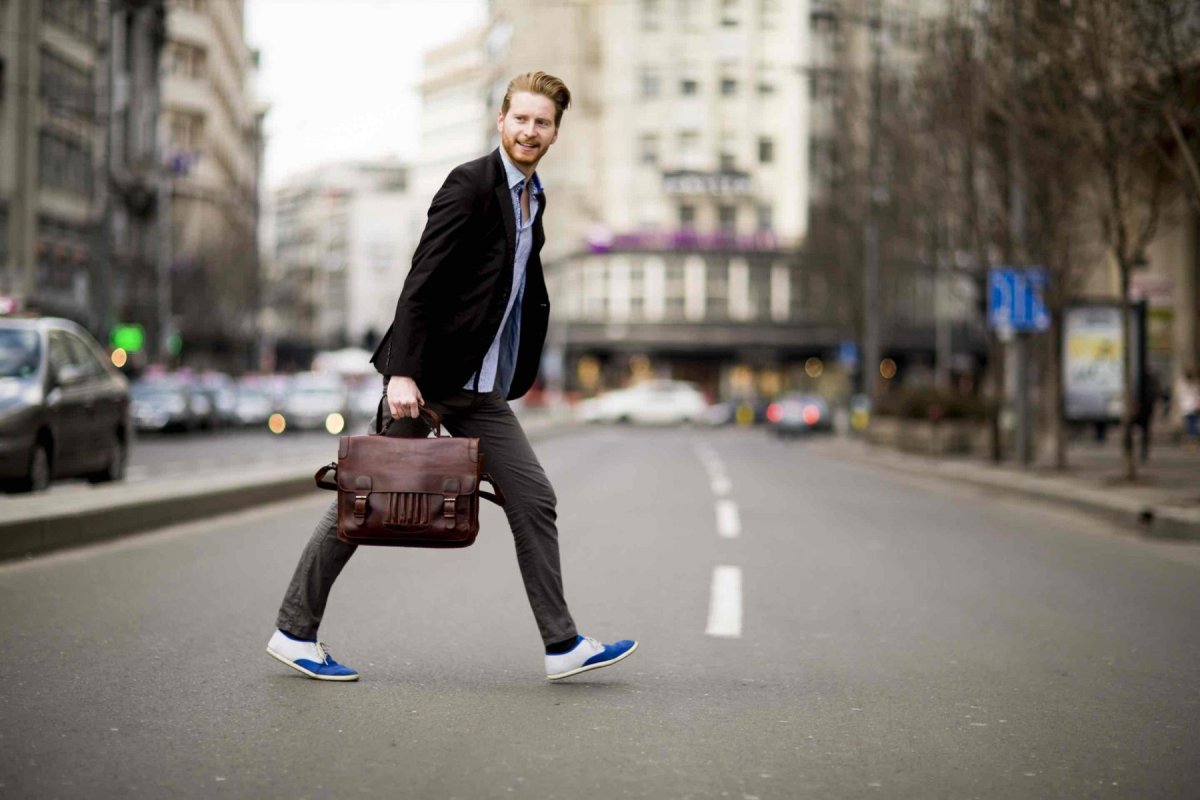 Люди идут по улице