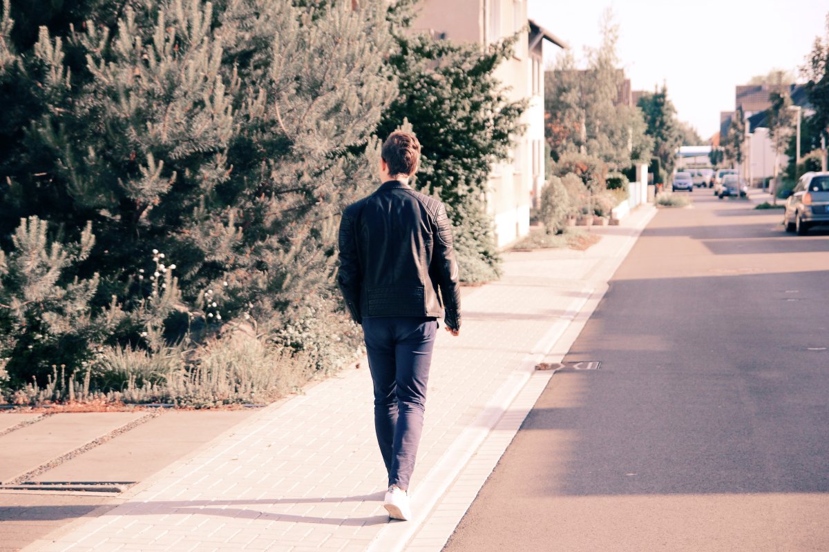 Парень идет по улице