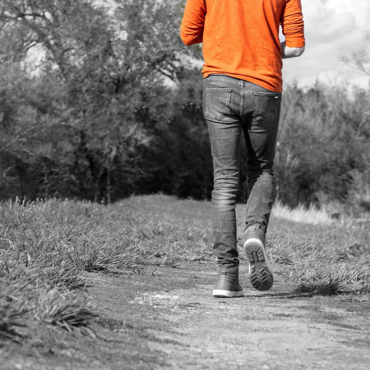 Человек идет лицом