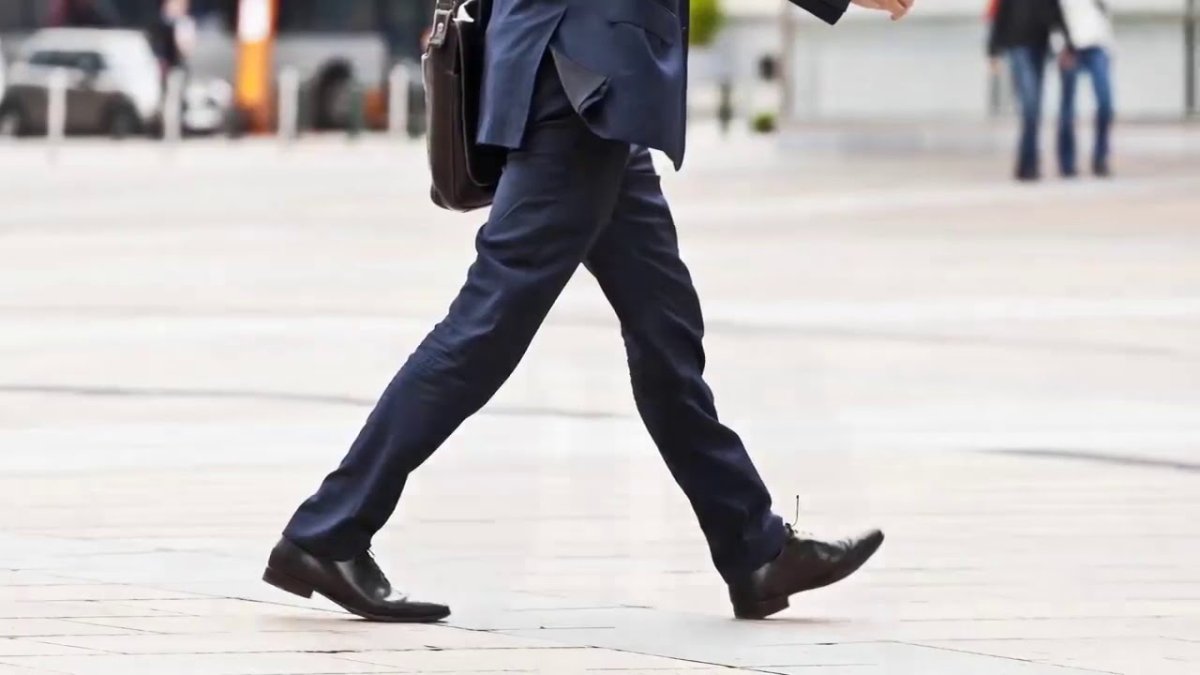 Человек ходит