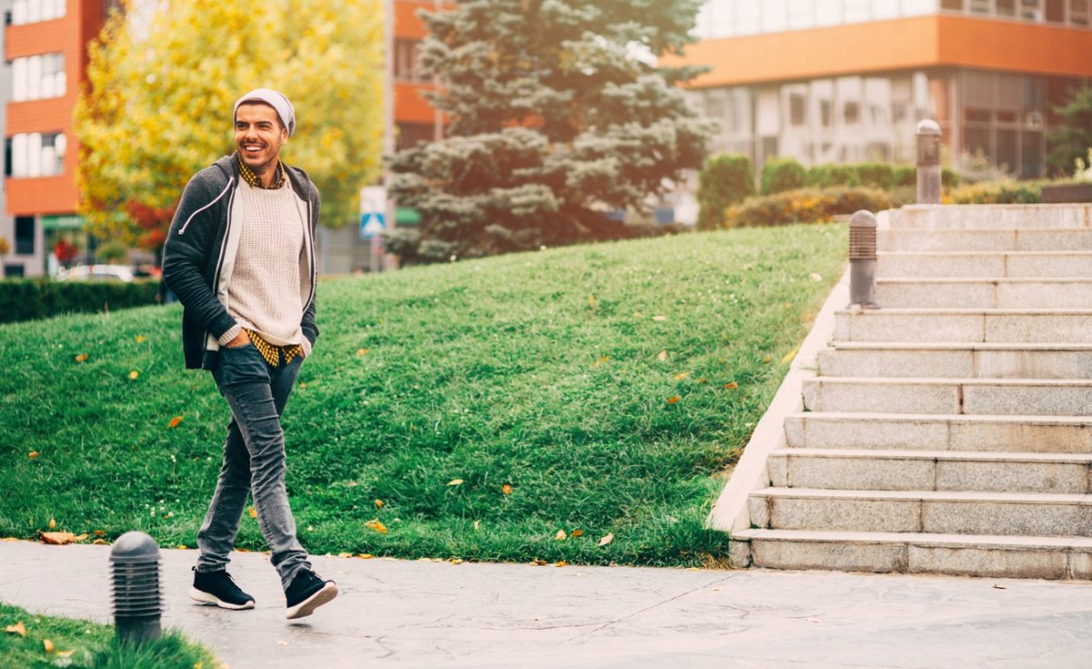 Человек идет