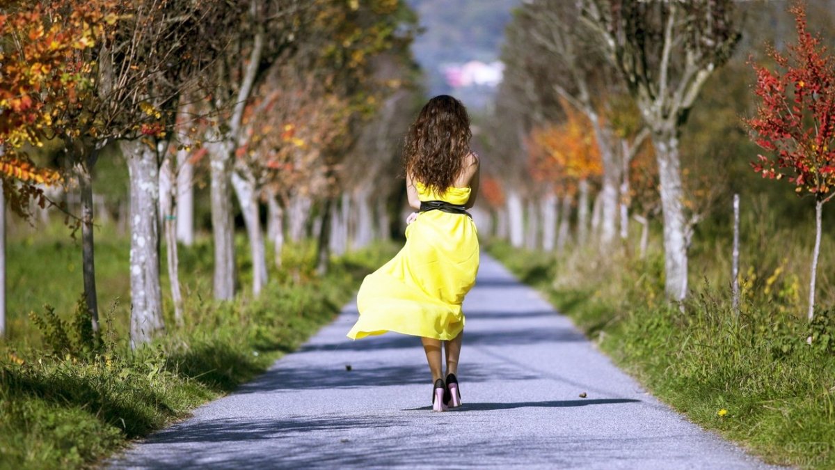 Уходящая женщина