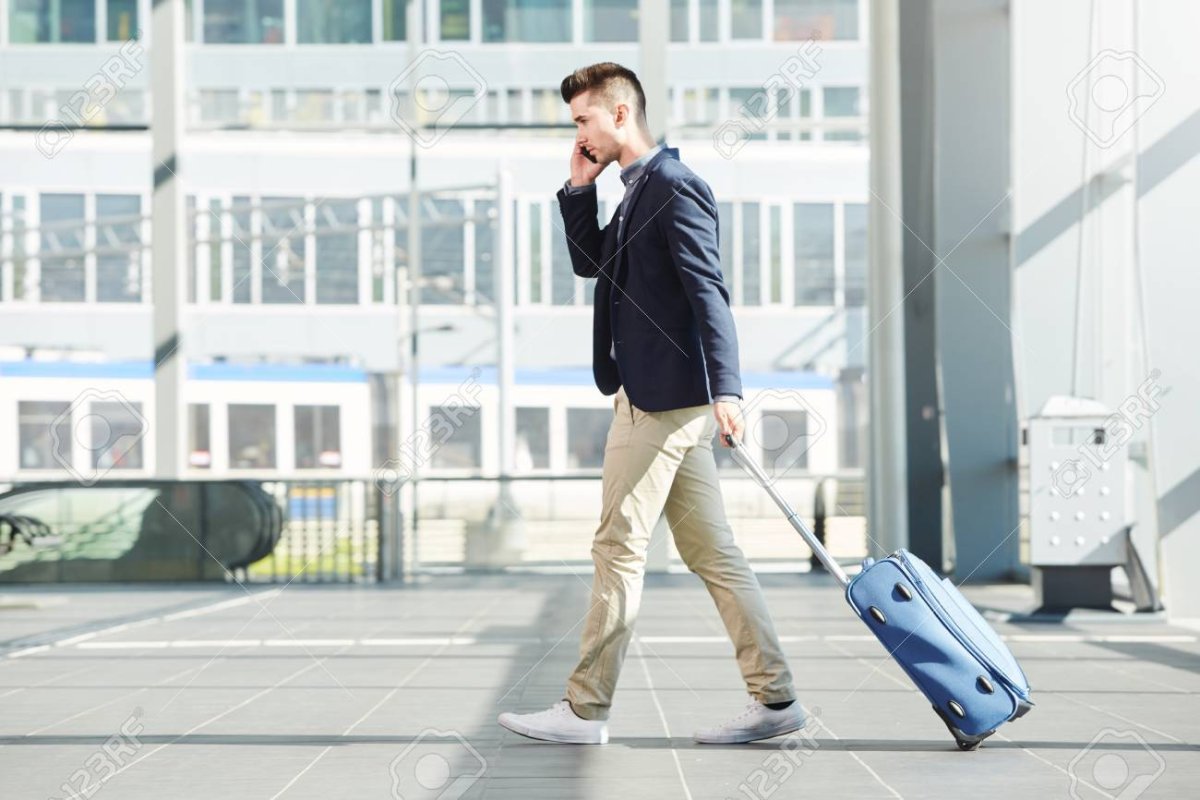 Деловые люди идут