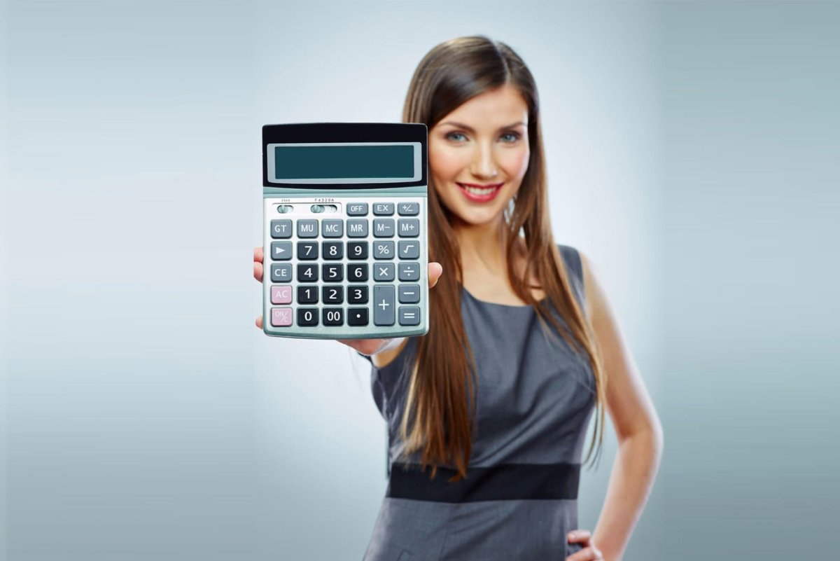 Красивая девушка с калькулятором