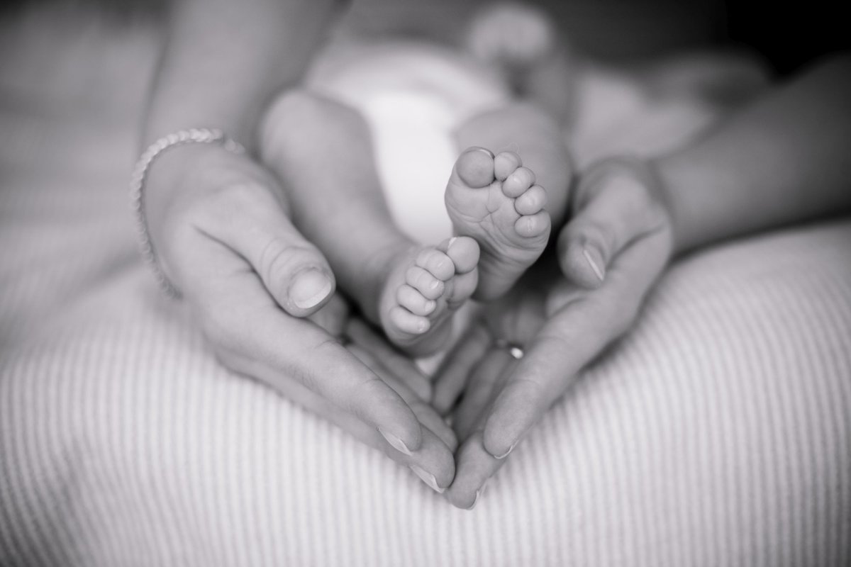 Ножки малыша в руках