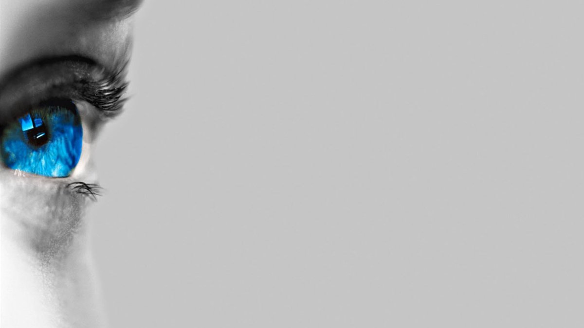 Глаз на голубом фоне