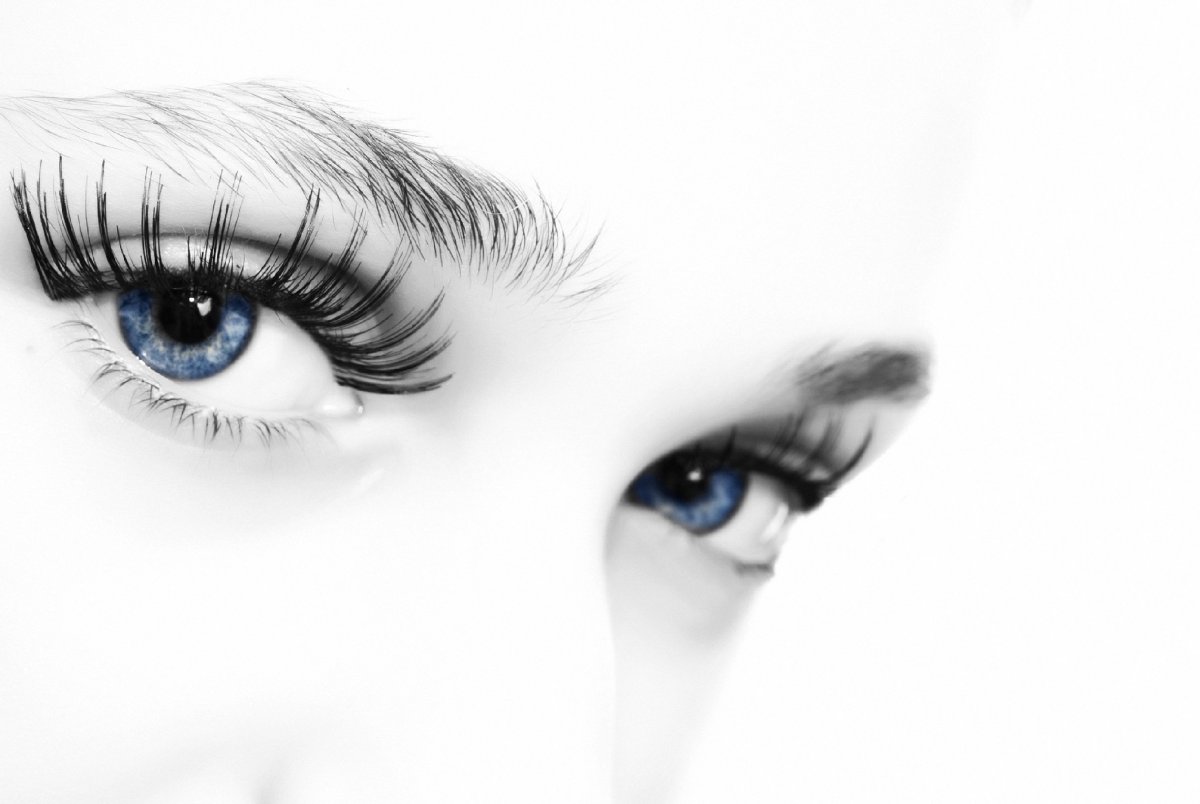 Глаза на белом фоне