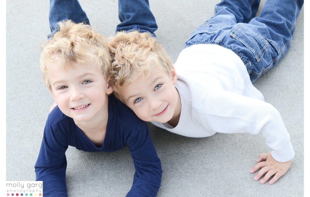 Два друга мальчика