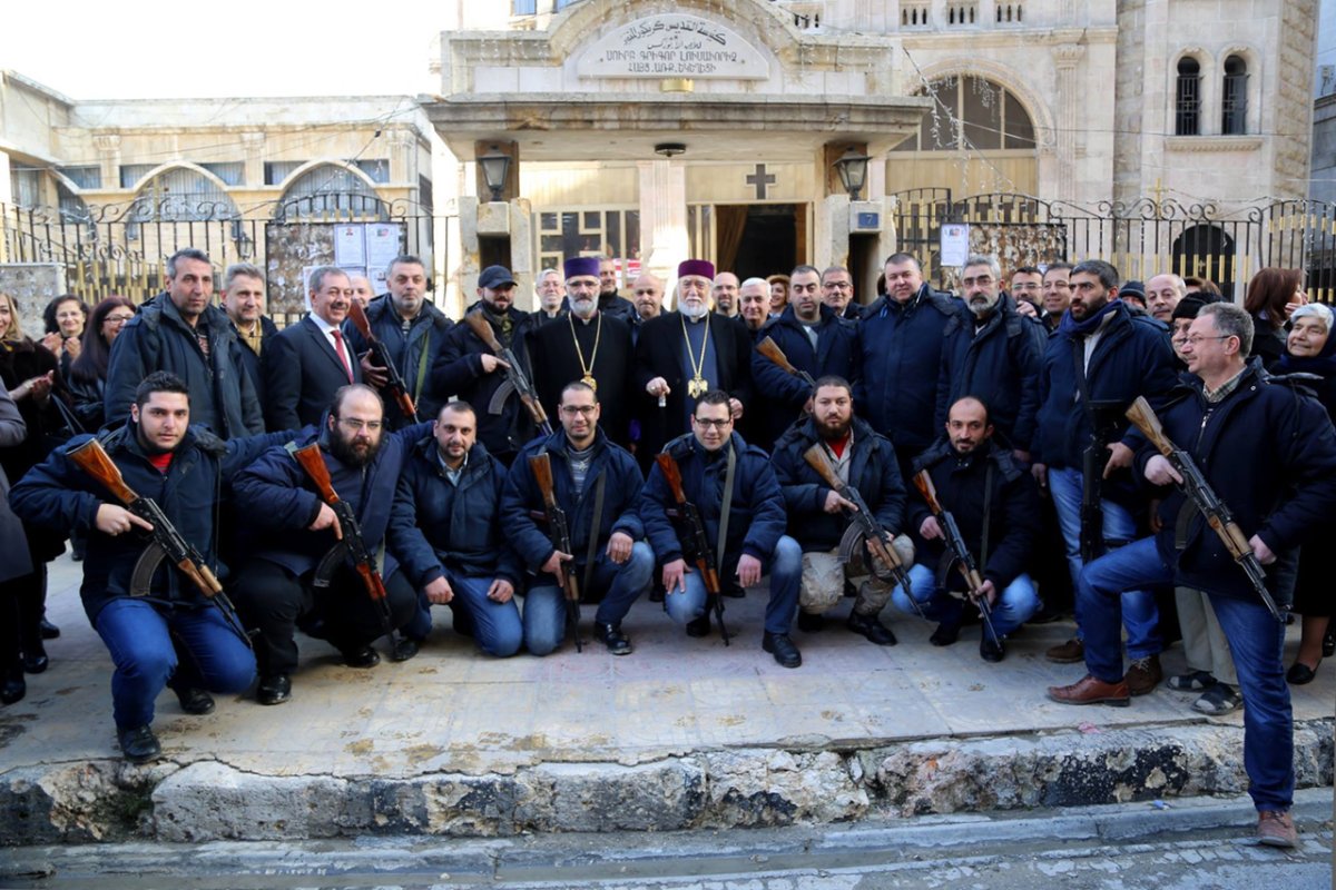 Армянский крест на фоне флага