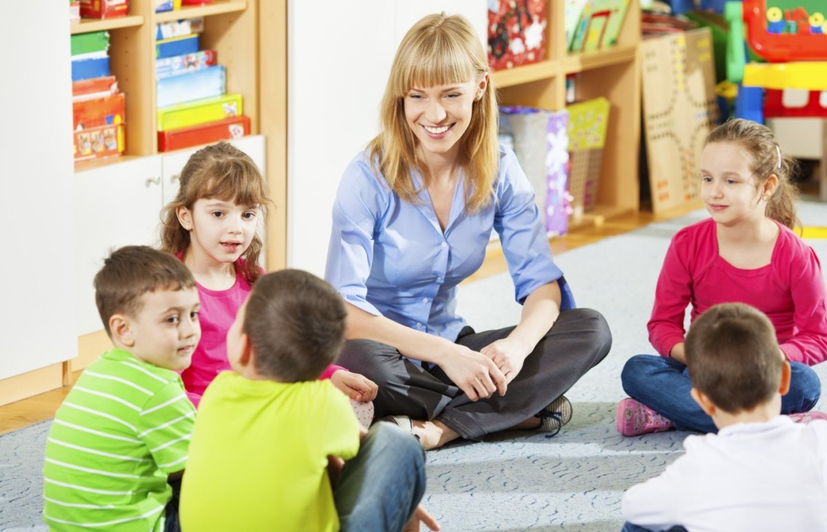 Воспитатель на прозрачном фоне