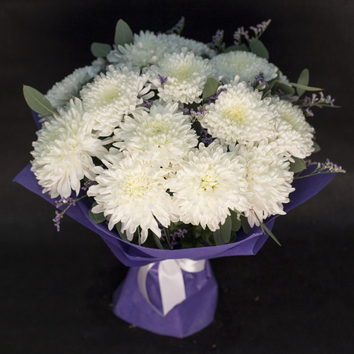 Ветка хризантемы на столе