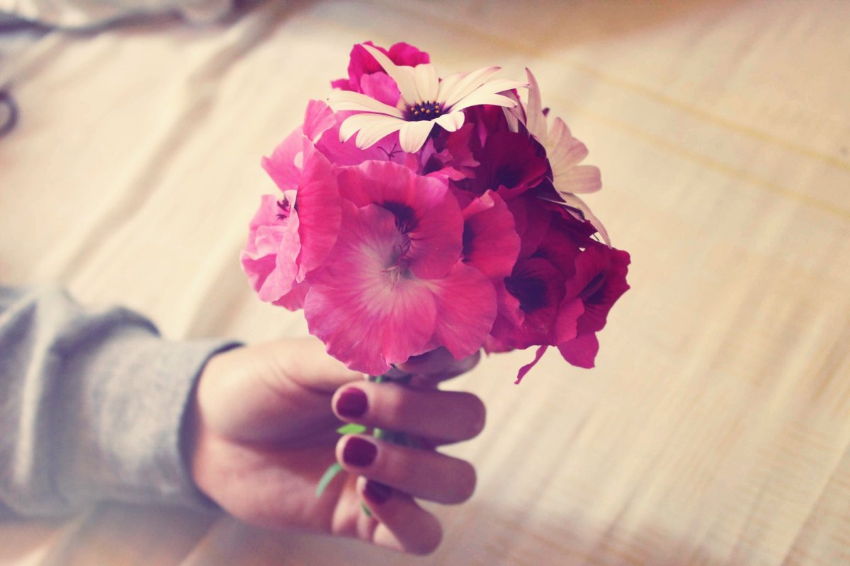 Рука с цветами