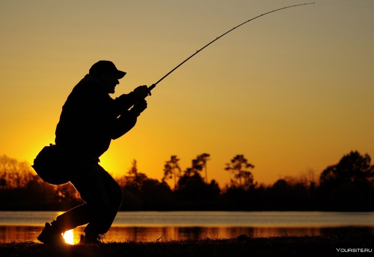 Спиннингист на закате