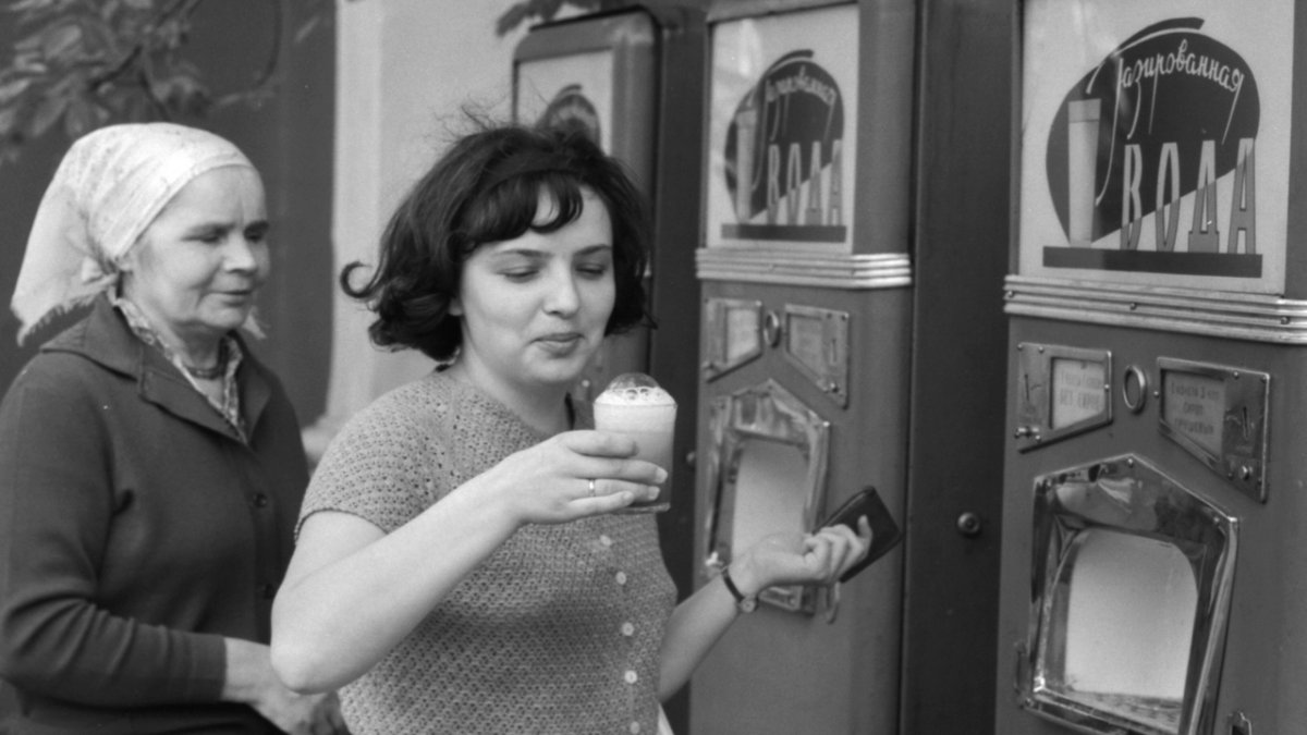 Стакан газировки с сиропом в СССР