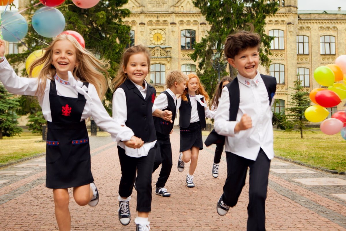 Дети в школьной форме в школе