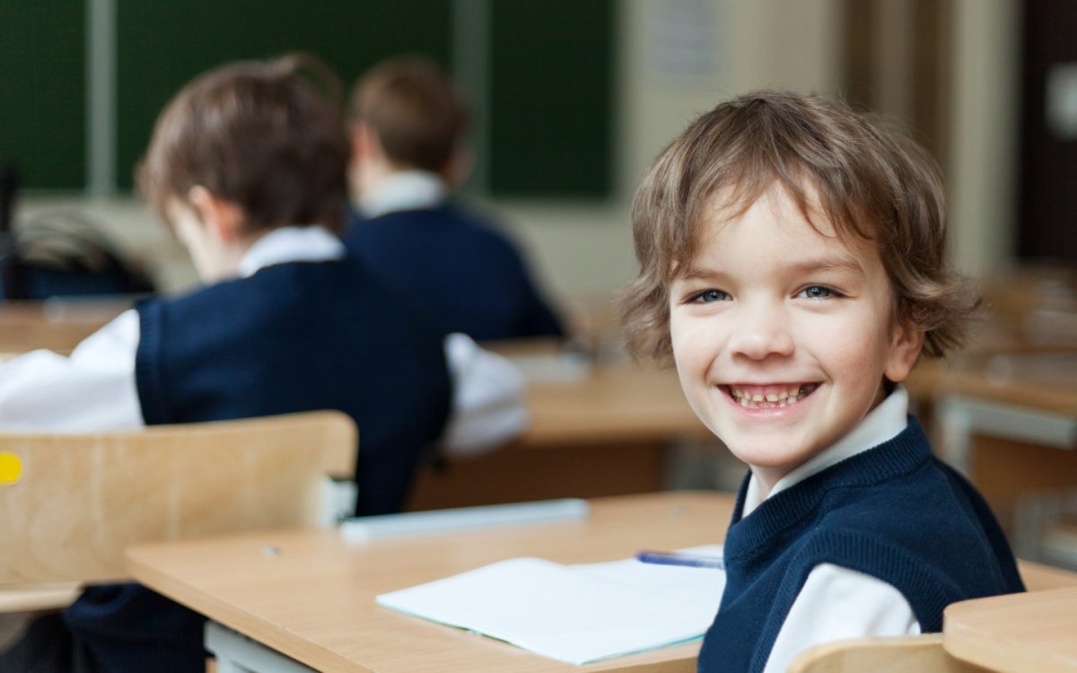 Дети в школе за партой