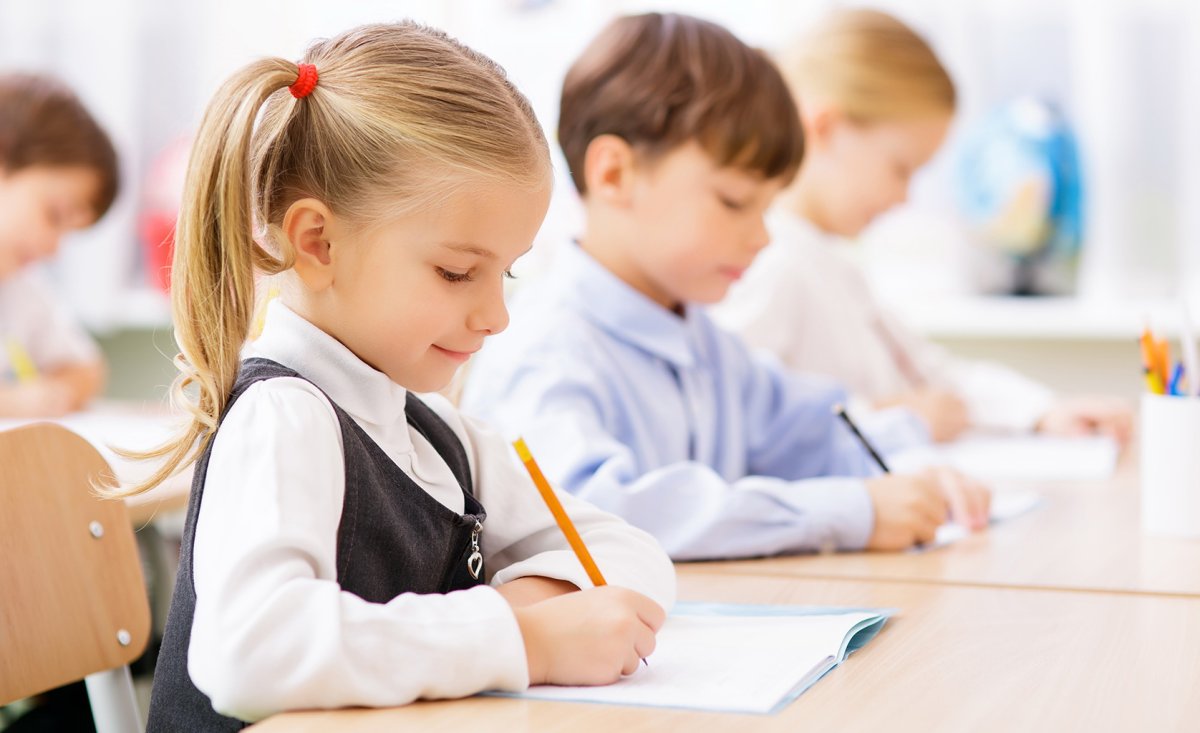 Дети в школе за партой
