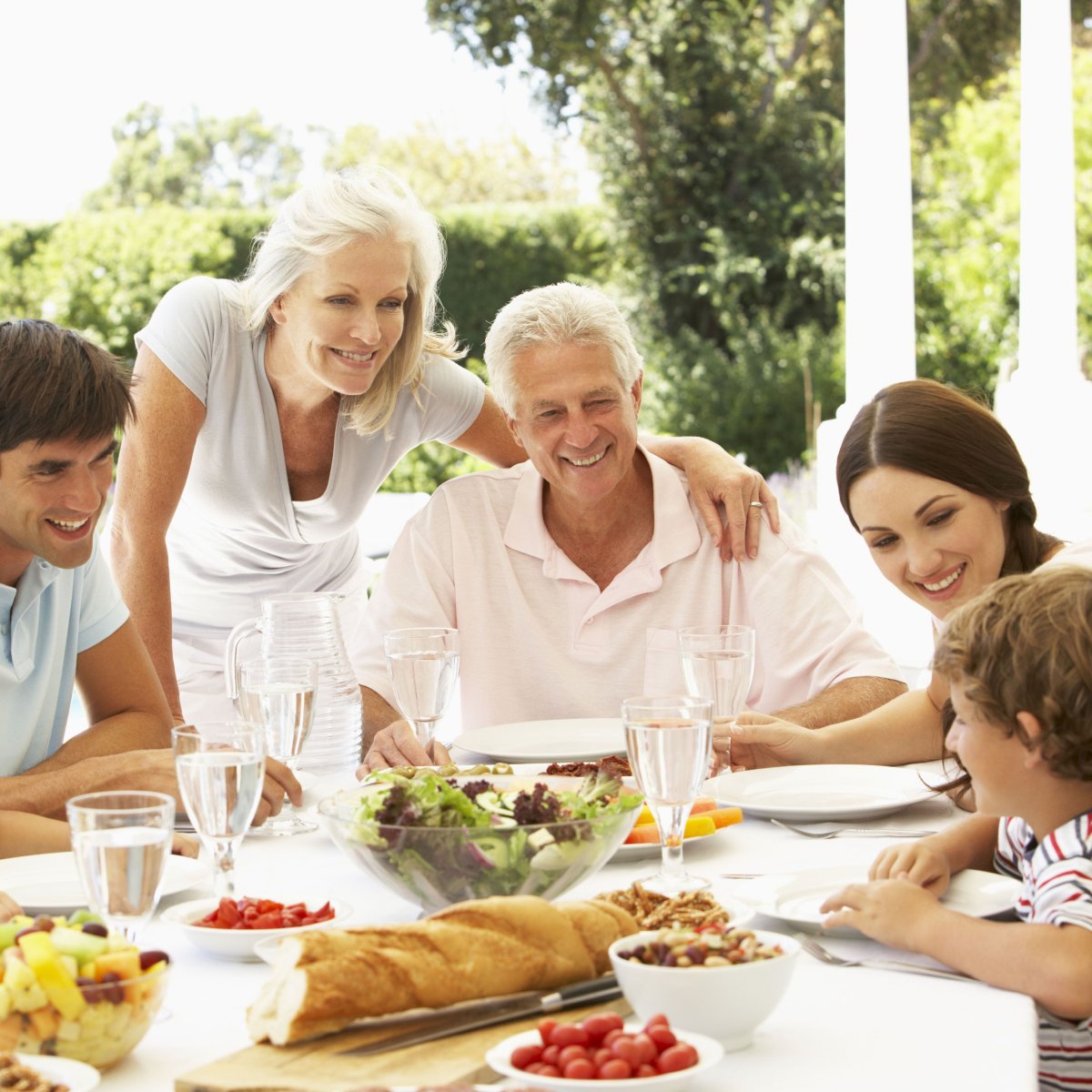 Большая семья за столом в саду