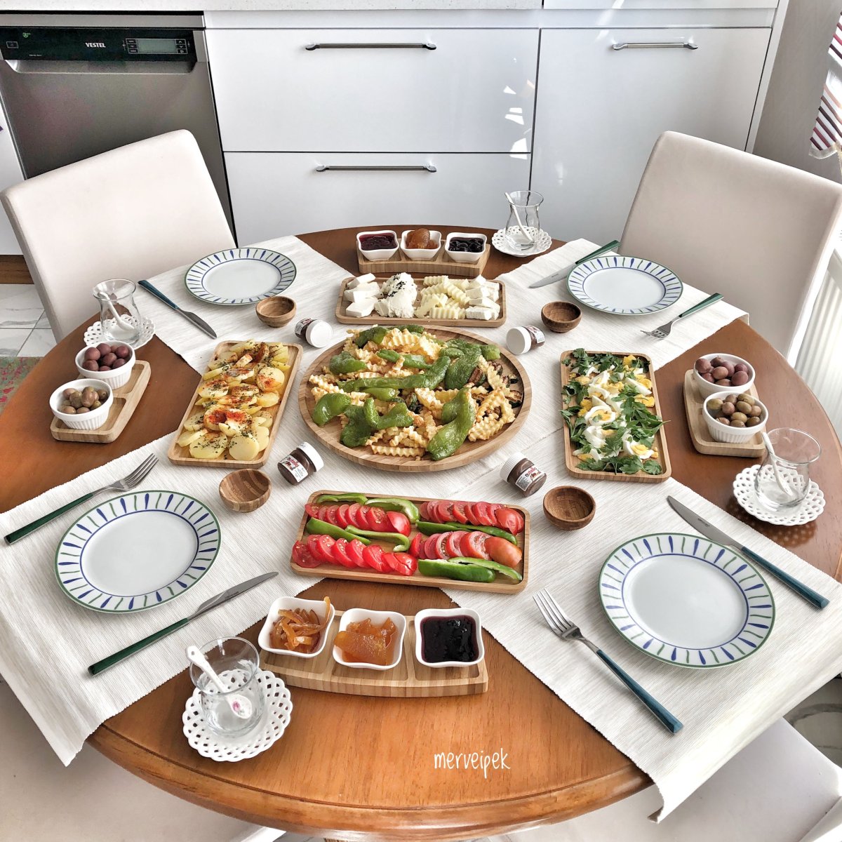 Сервированный стол к обеду