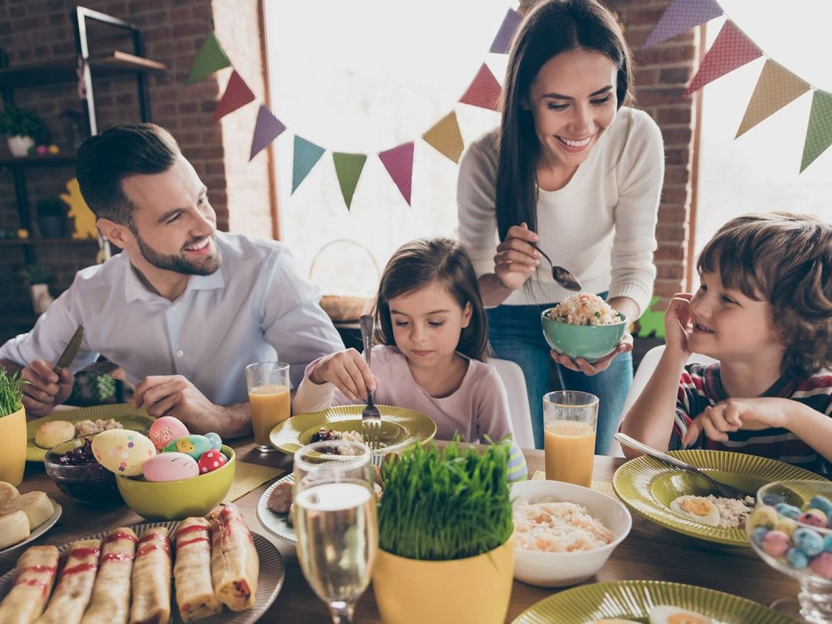 Семья за праздничным столом