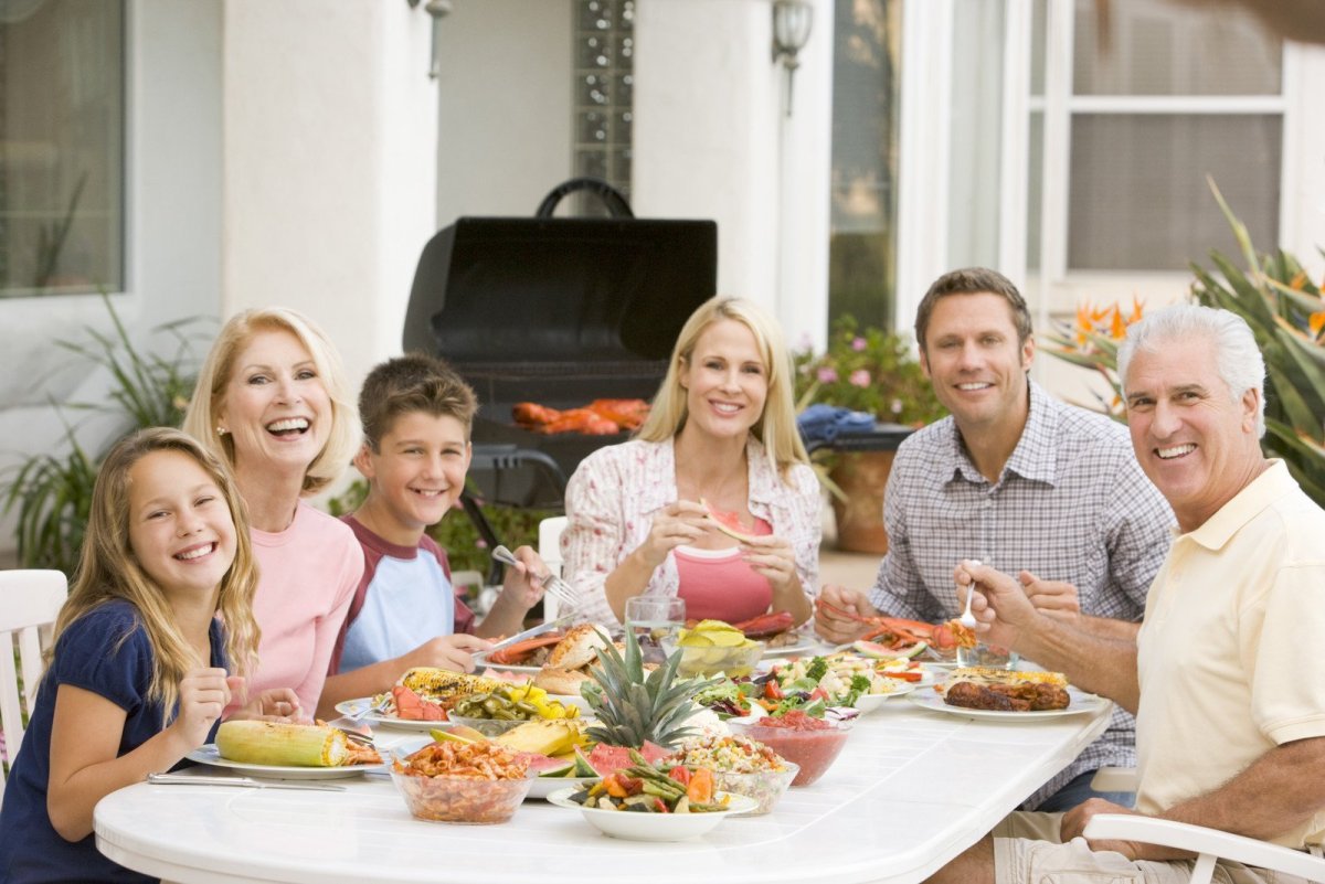 Семья за столом на кухне