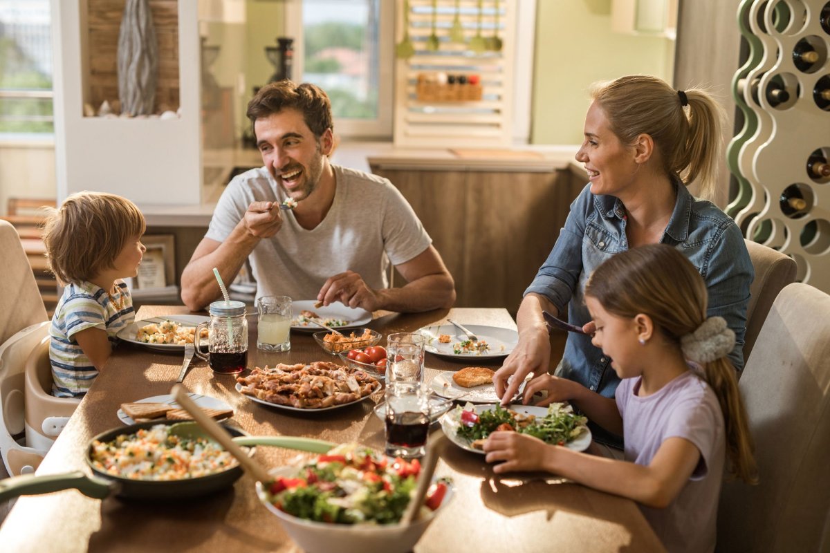 Семья обедает в столовой