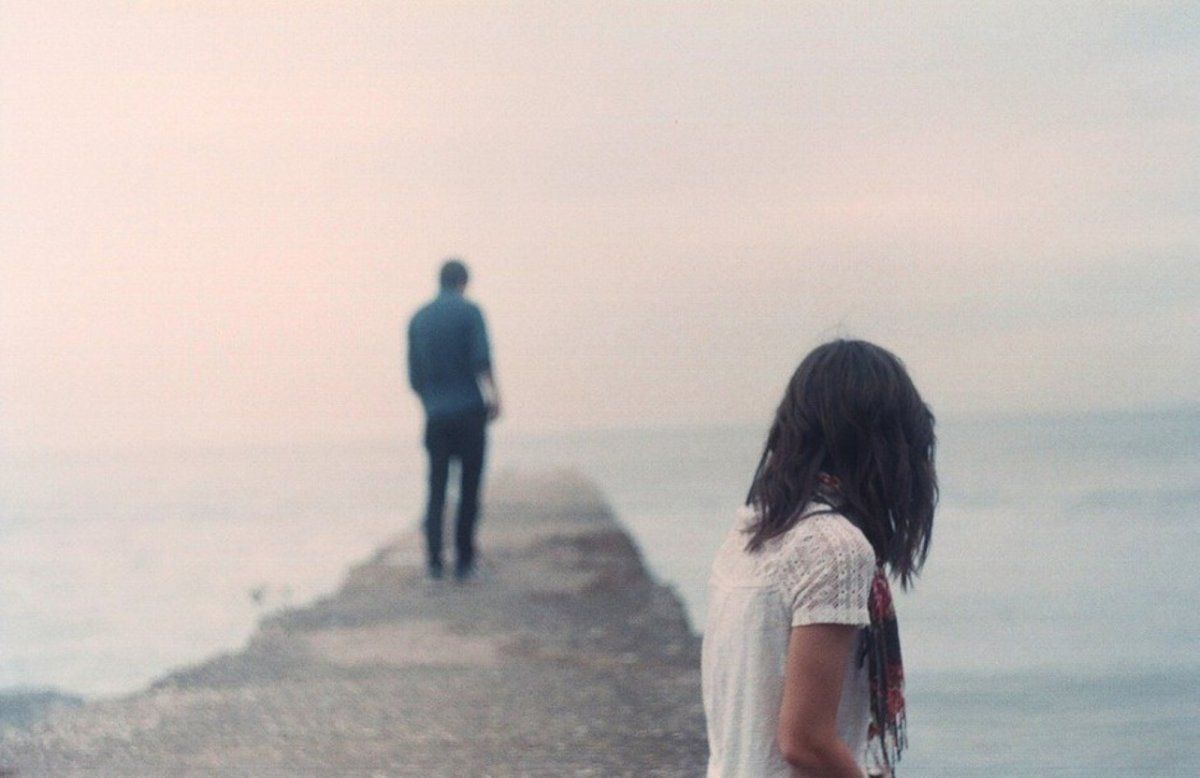 Парень и уходящая девушка