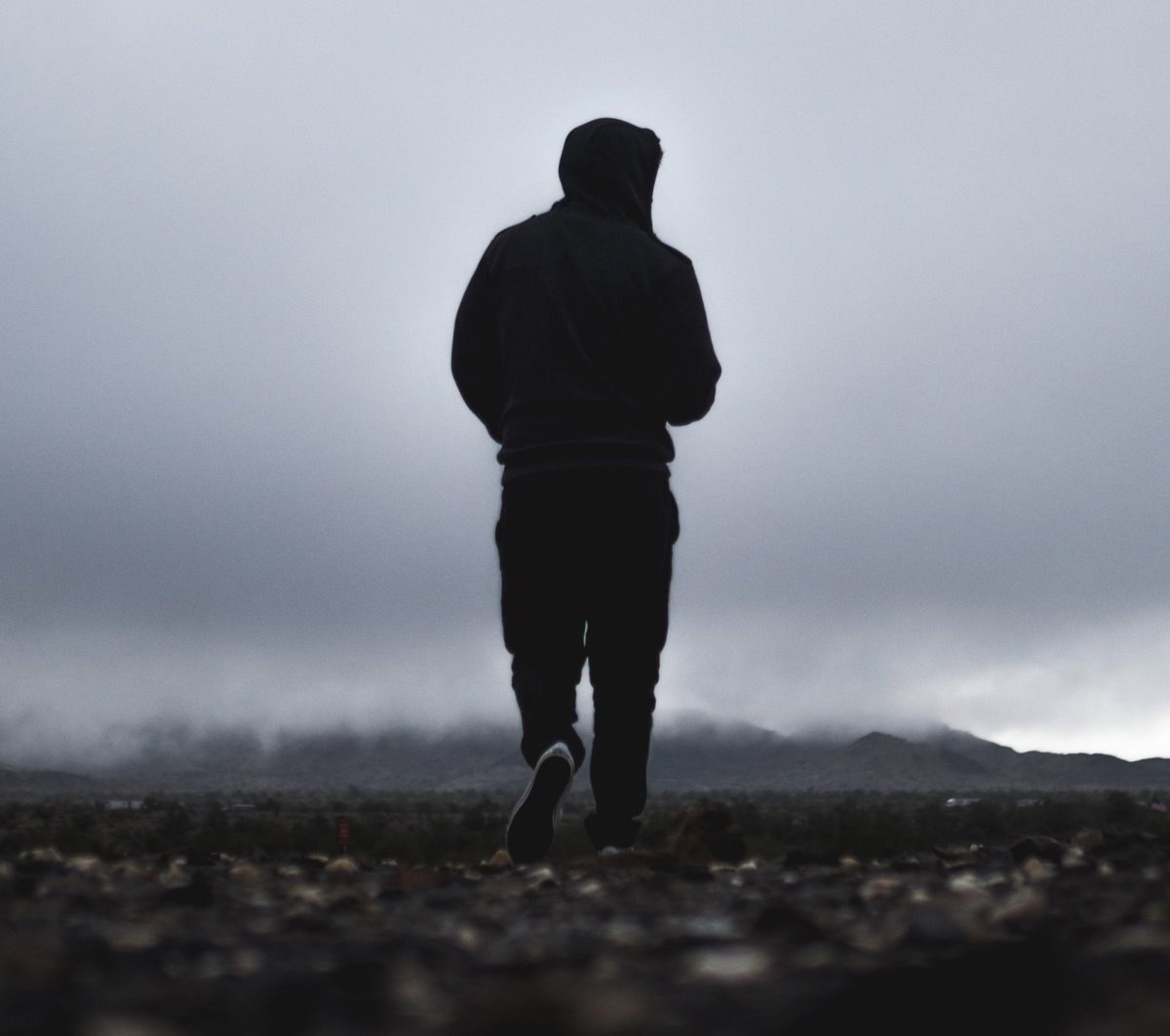 Человек идет спиной