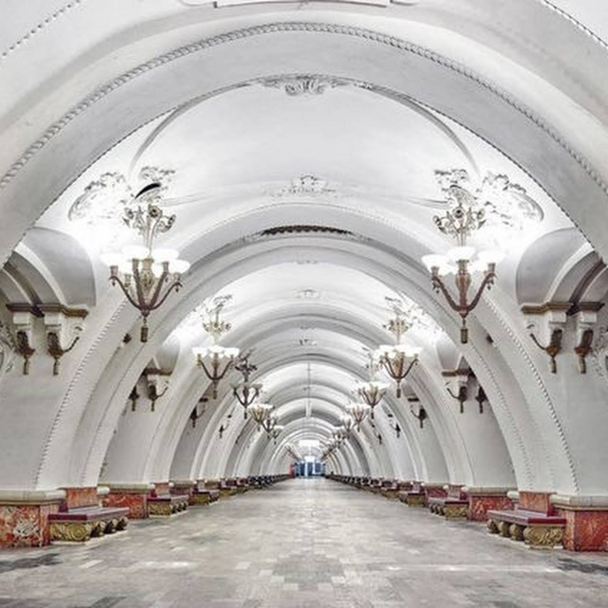 Станция метро живописная