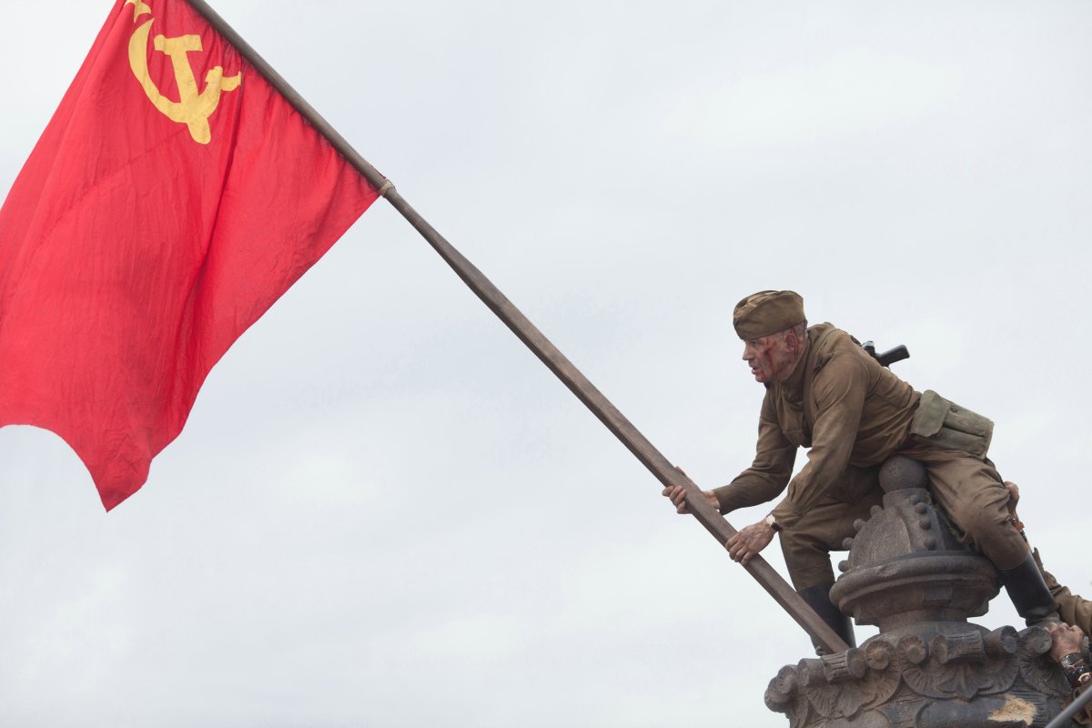 Солдат со знаменем Победы