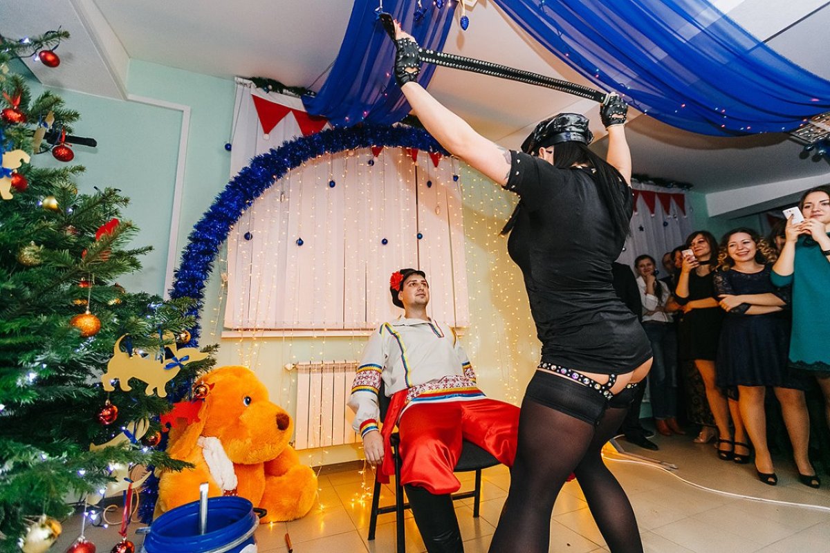 Женщины в колготках на корпоративе