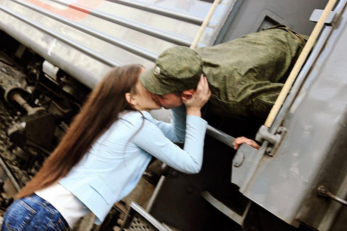 Девушка ждет солдата