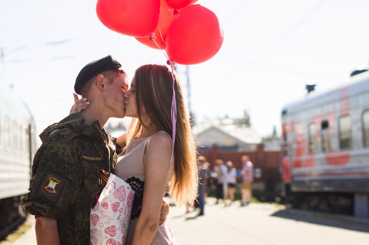 Девушка провожает парня в армию