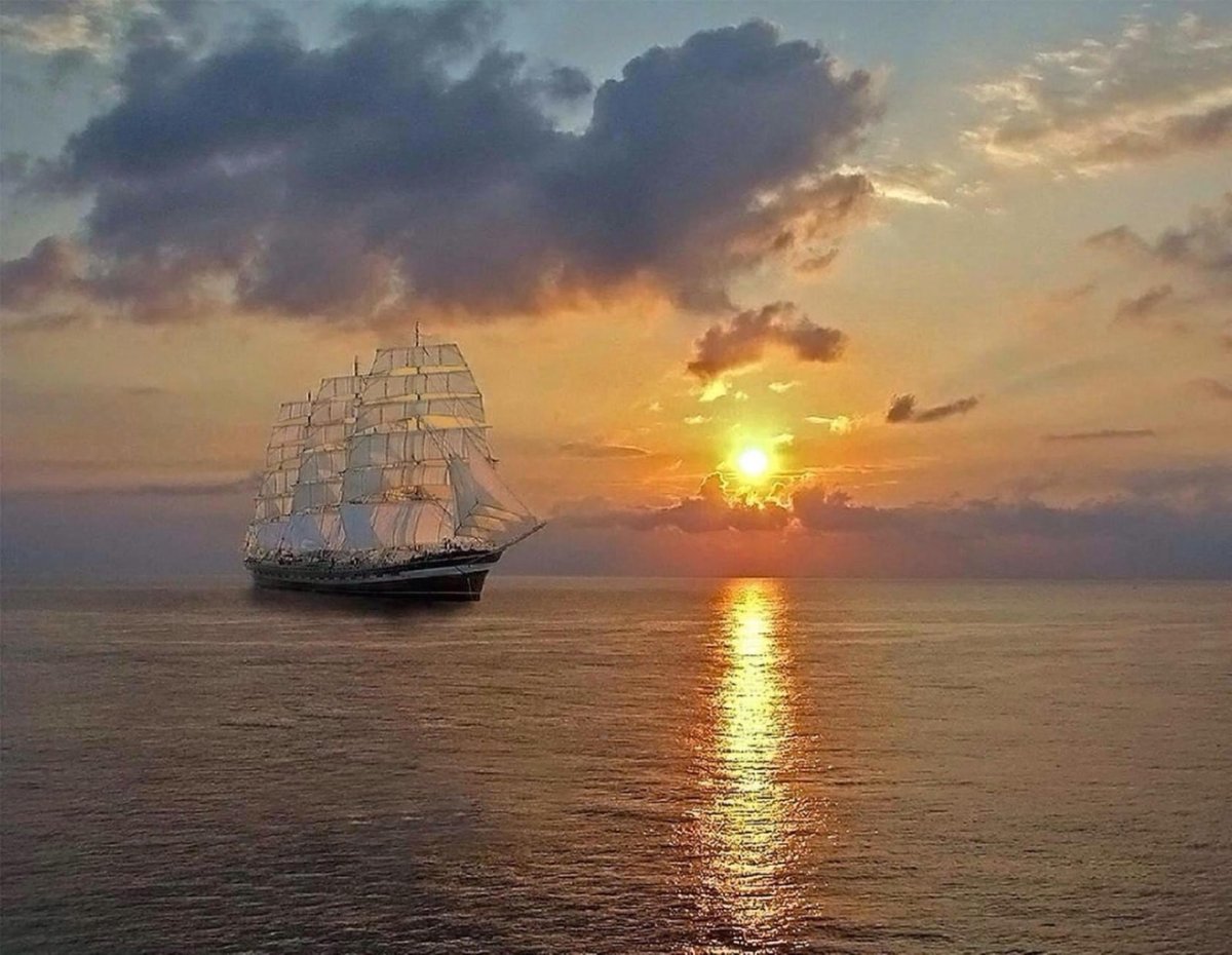 Море утро парусник