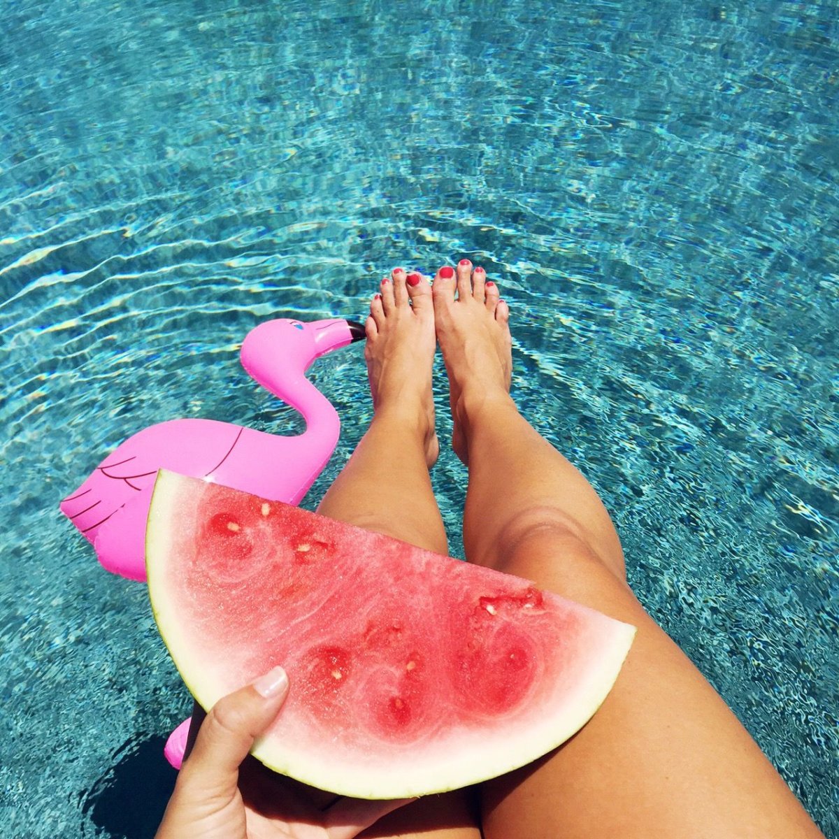 Фотосессия с арбузом на море