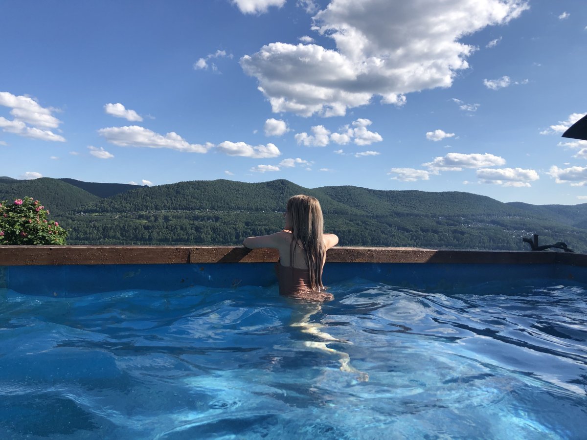 Фото на краю бассейна