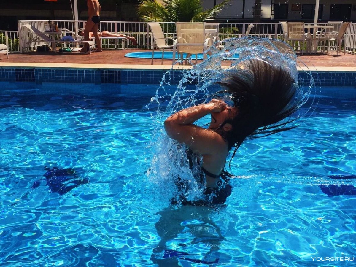 Девочки в бассейне