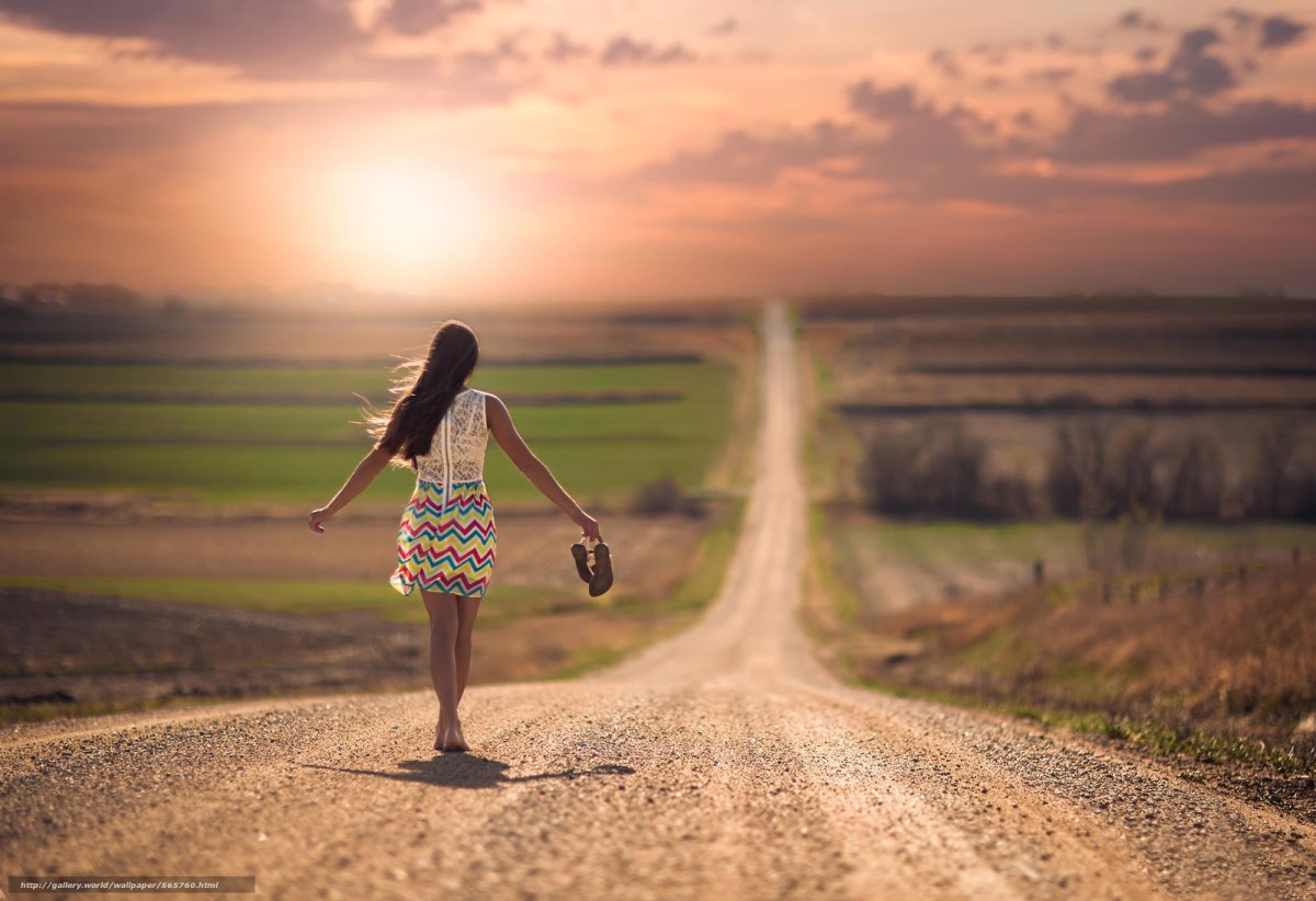 Девушка бежит по дороге