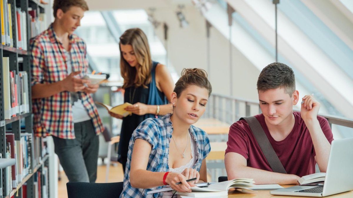 Студенты в кофейне