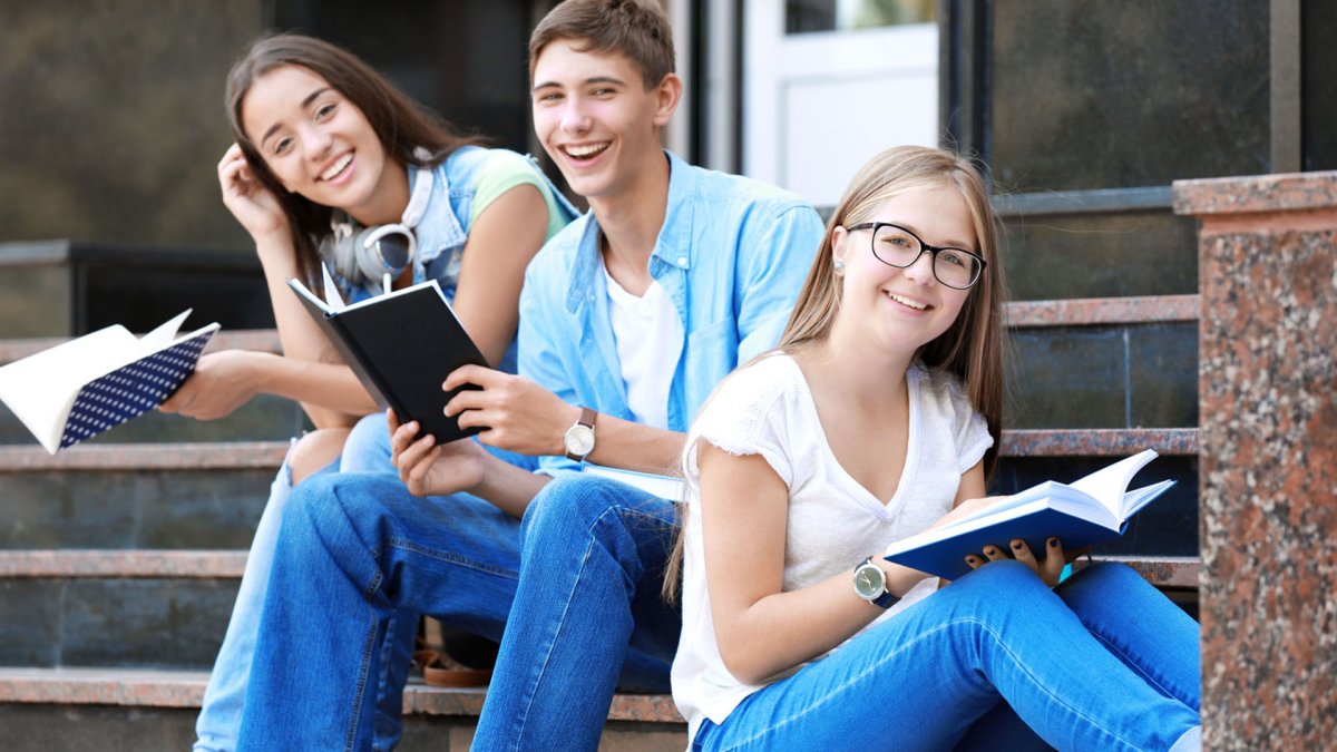 Студент с ноутбуком