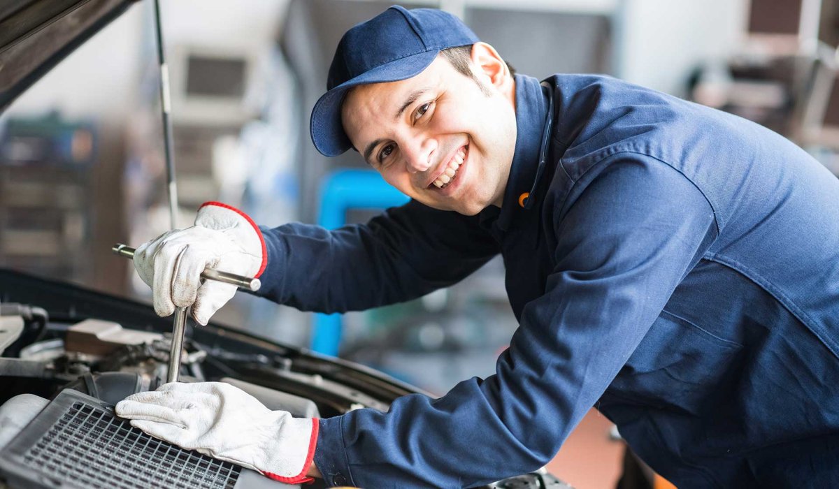 Механик улыбается