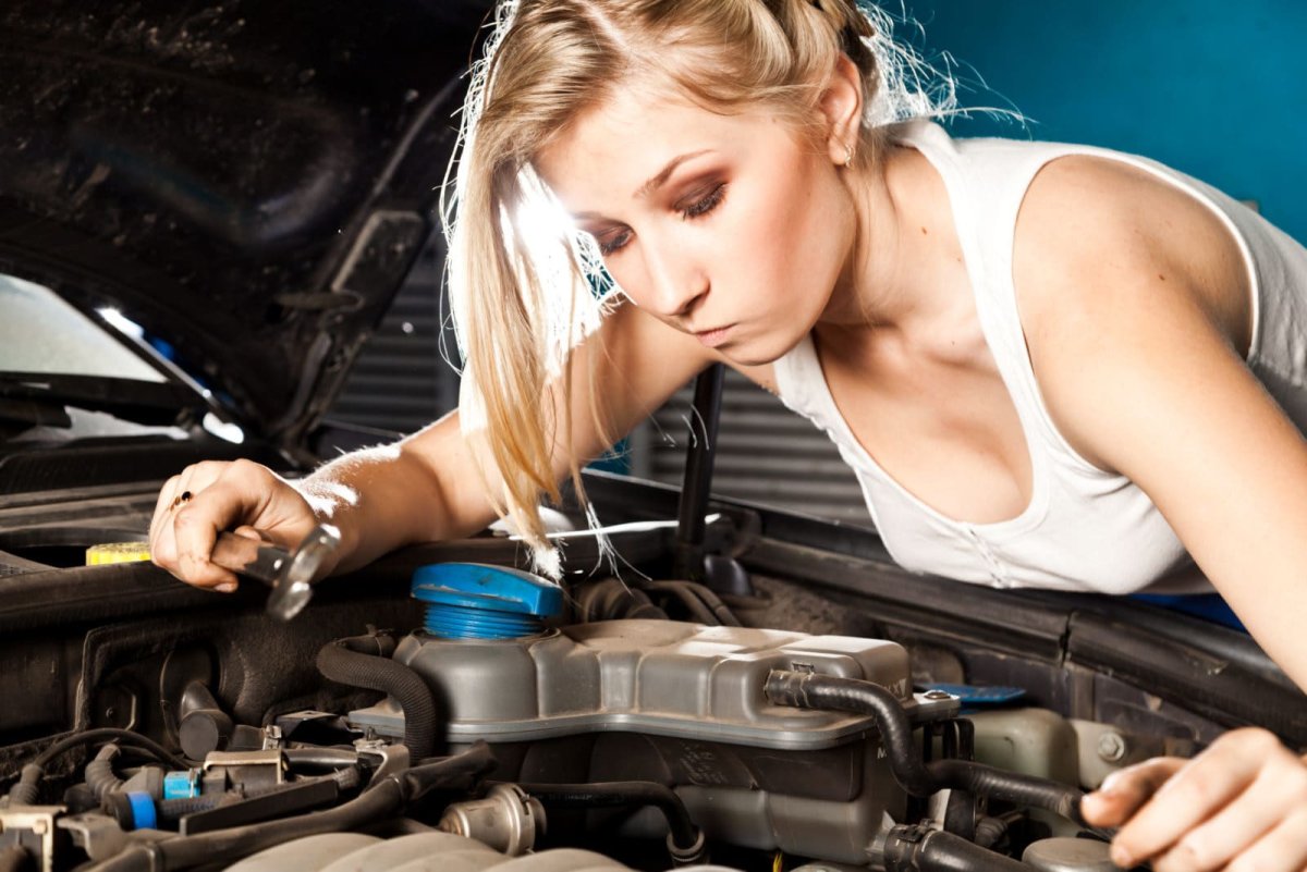 Девушка ремонтирует машину